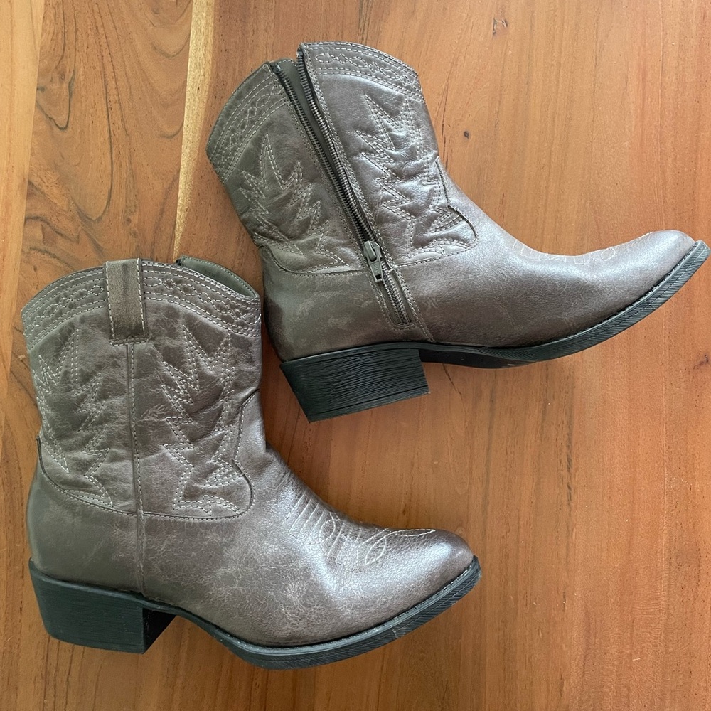Coconuts by Matisse Western Cowboy Boot in Distressed Brown Leather Size 9
